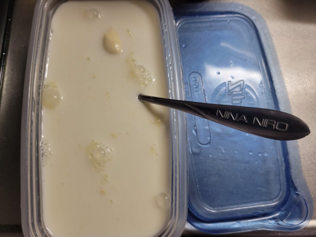 王様のヨーグルト菌に牛乳投入