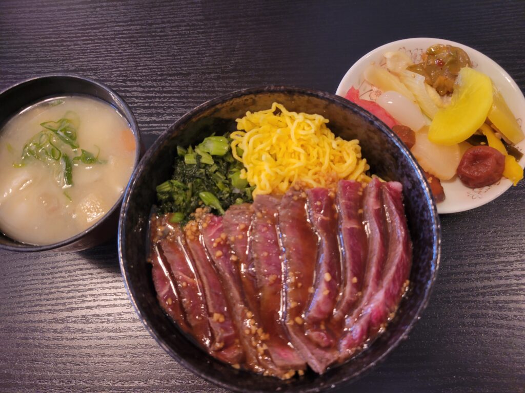 やまいち(あか牛丼セット)
